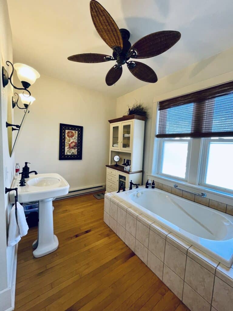 The Sunroom Bathroom in Vacation Home Rental