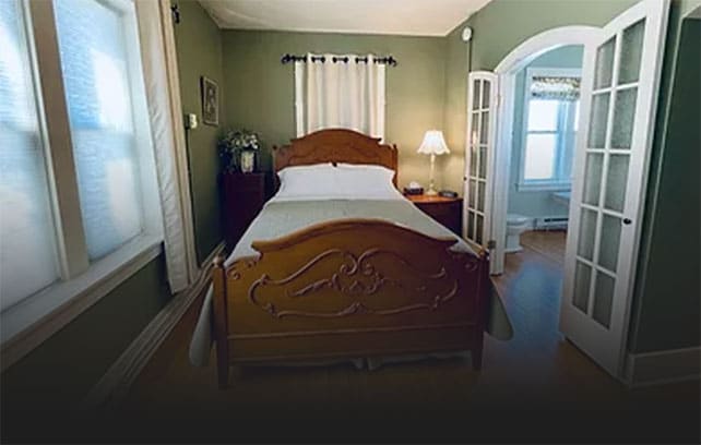 The Victoria Room With Queen Bed in Vacation Home Rental