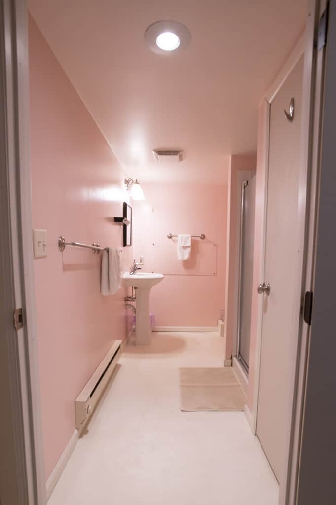 The Vintage Inn Hideout Bathroom